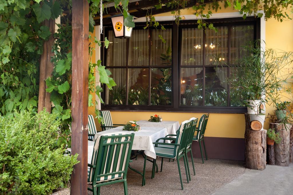 Hubertushof Fromwald Hotel Und Gasthof Bad Fischau Экстерьер фото