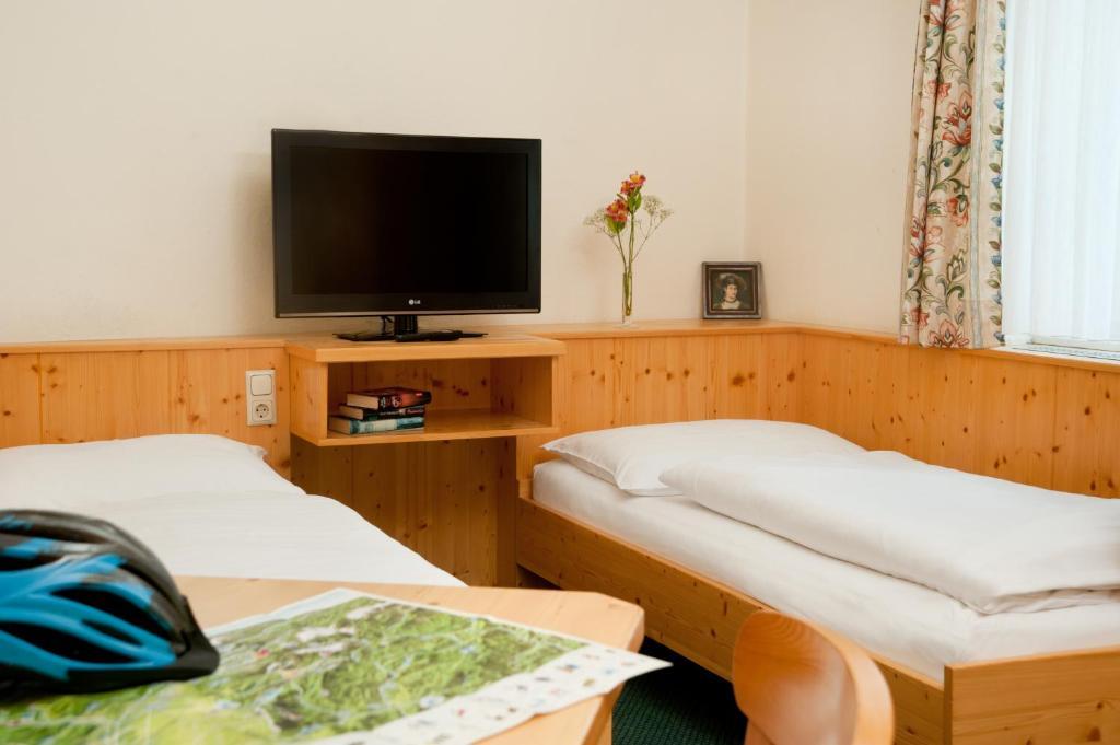 Hubertushof Fromwald Hotel Und Gasthof Bad Fischau Экстерьер фото