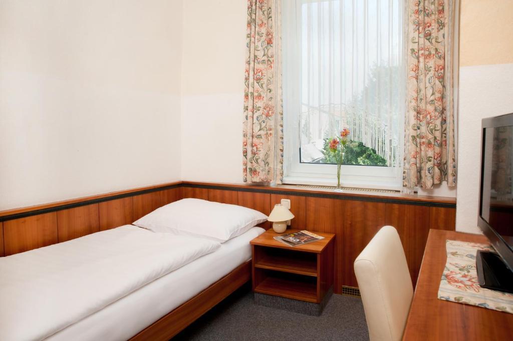 Hubertushof Fromwald Hotel Und Gasthof Bad Fischau Экстерьер фото
