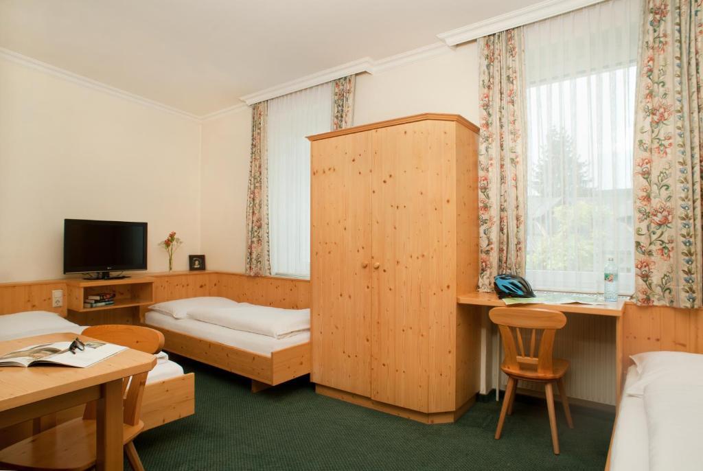 Hubertushof Fromwald Hotel Und Gasthof Bad Fischau Экстерьер фото